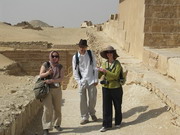 Saqqarah - Mélina, Aude et Nico sur la chaussée d'Ounas
