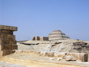 Saqqarah - complexe de Djoser depuis la chaussée d'Ounas